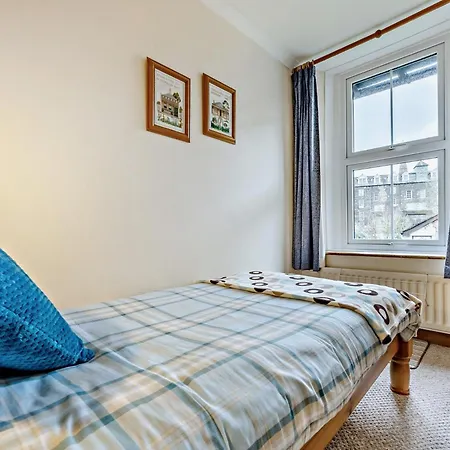 2 Bed In Sz417 Keswick